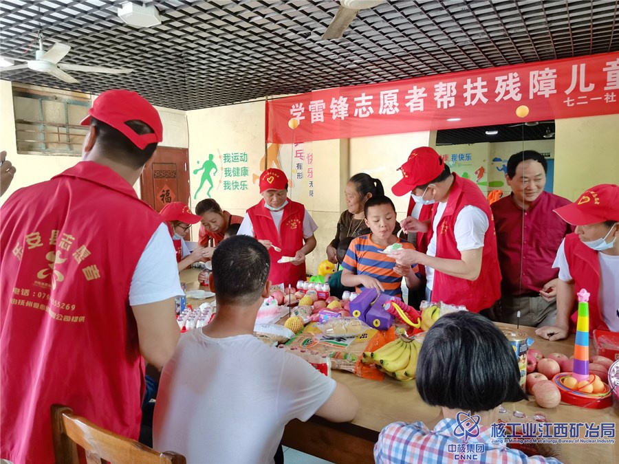 七二一社區(qū)愛心志愿者關(guān)愛殘障兒童，歡慶“六一”_副本.jpg