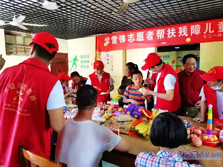 社區(qū)員工為殘障兒童獻(xiàn)愛(ài)心_副本.jpg