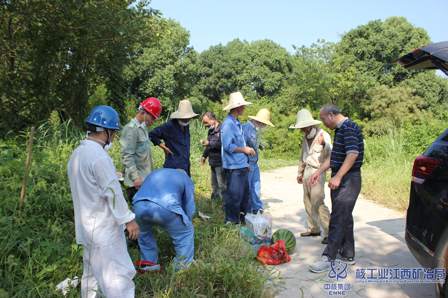 金安鈾業(yè)開展“夏送清涼”慰問活動(dòng)1_副本.png