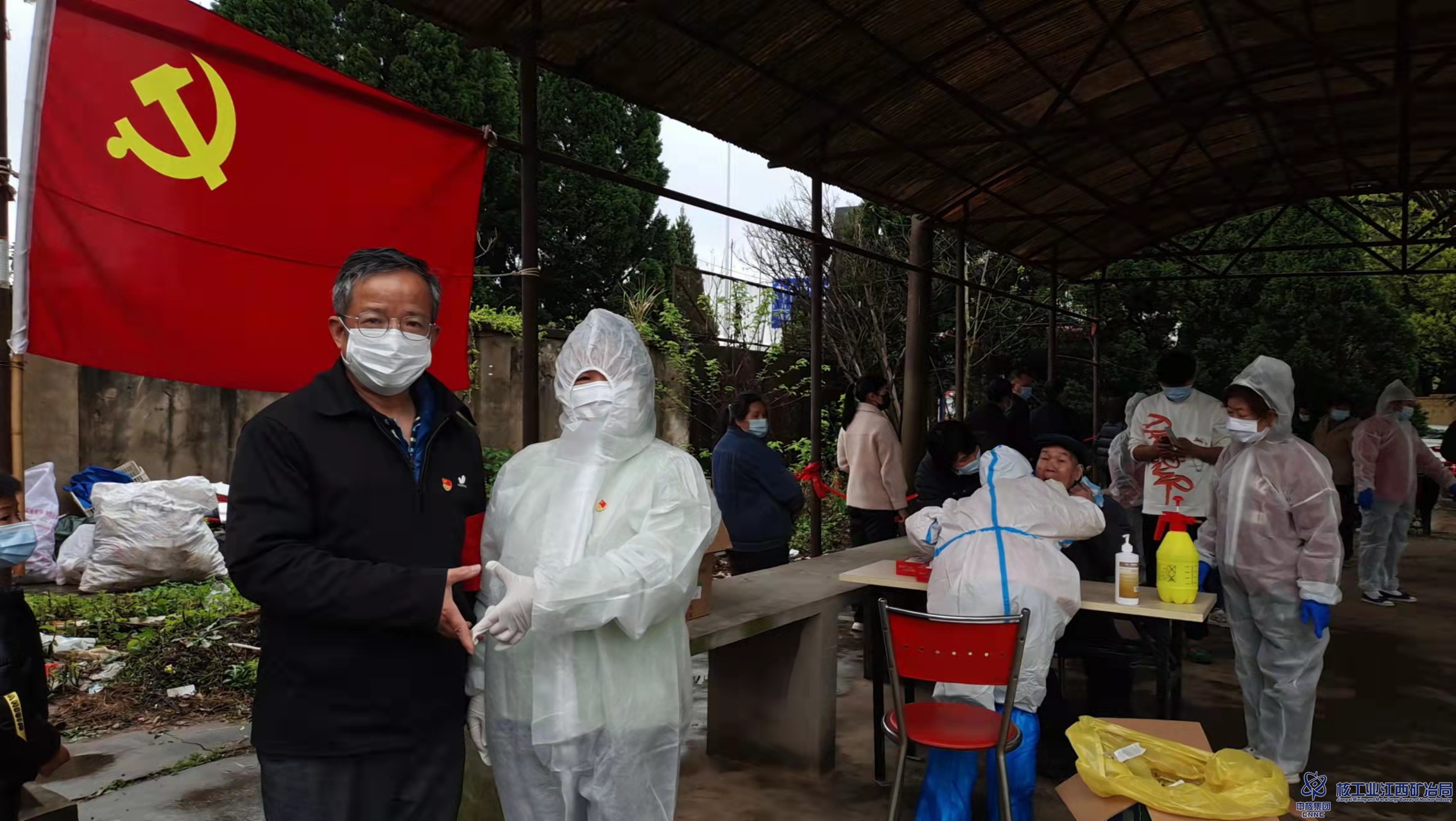 昌北管理站原何友良和妻子黃小清（穿防護(hù)服者）在第六輪核酸檢測(cè)現(xiàn)場(chǎng)做自愿者1 (1).jpg